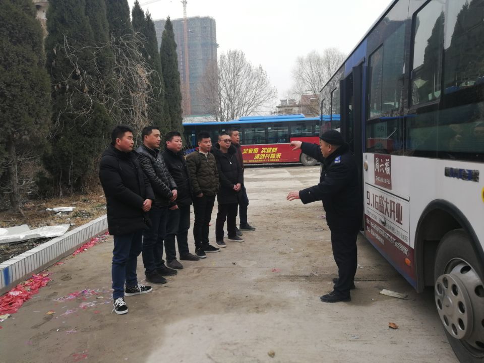 公交集團(tuán)公交事業(yè)一部開展兩會期間反恐應(yīng)急預(yù)案演練